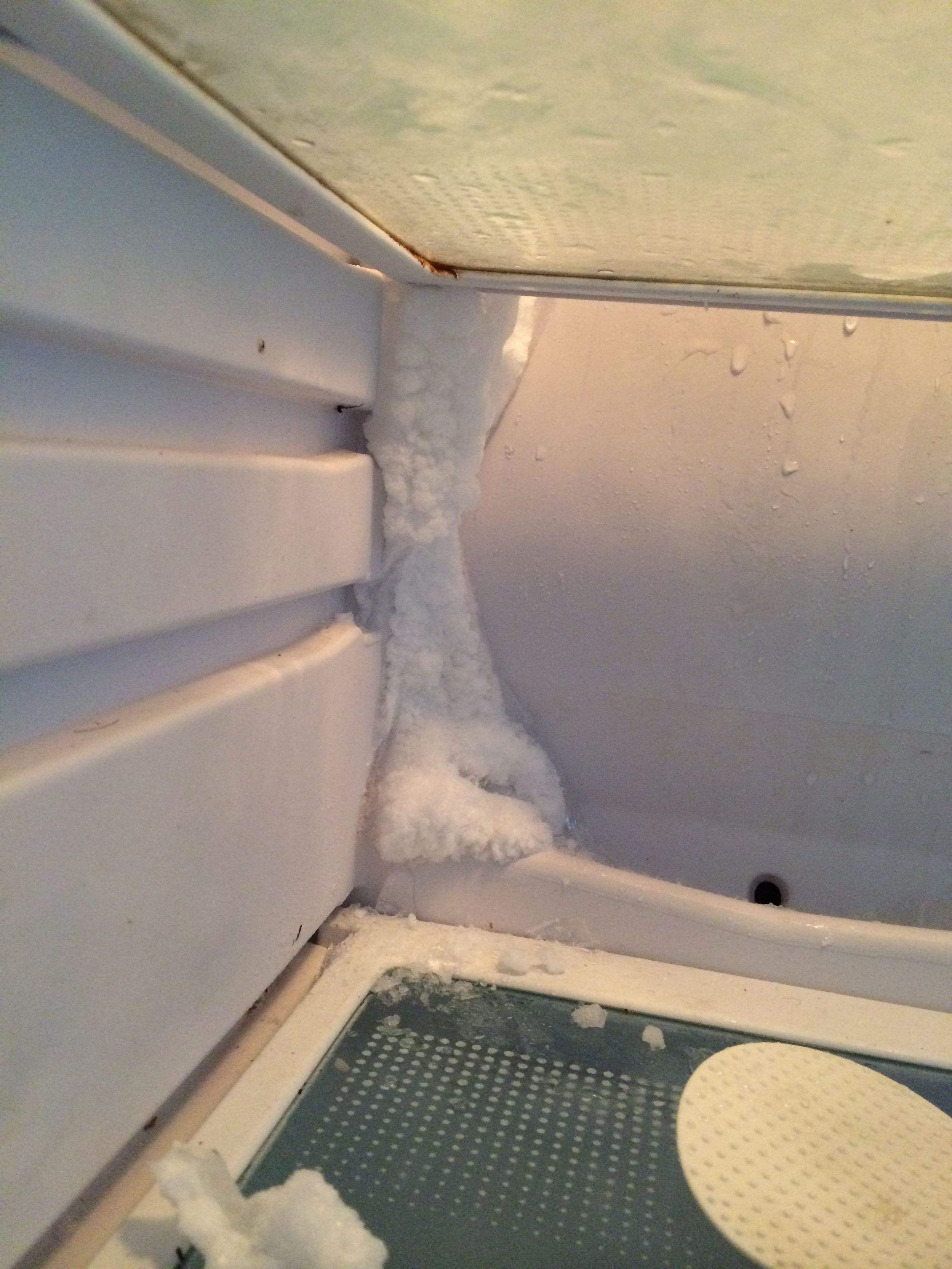 冰箱冷藏室結冰太煩人，解決起來卻不難，只需要一根細鐵絲