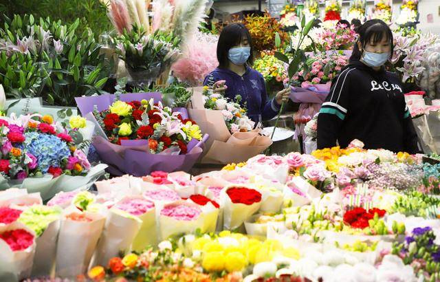 羅永浩直播賣花翻車，五月鮮花市場在爭議中復蘇