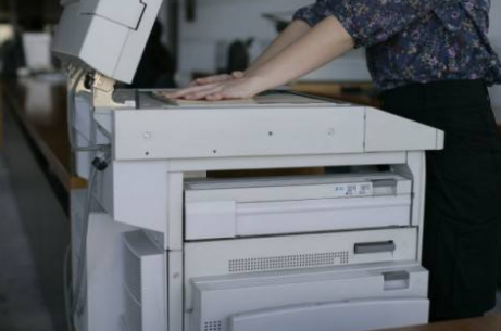 老式復印機卡紙怎么辦？很多人第一步就做錯了