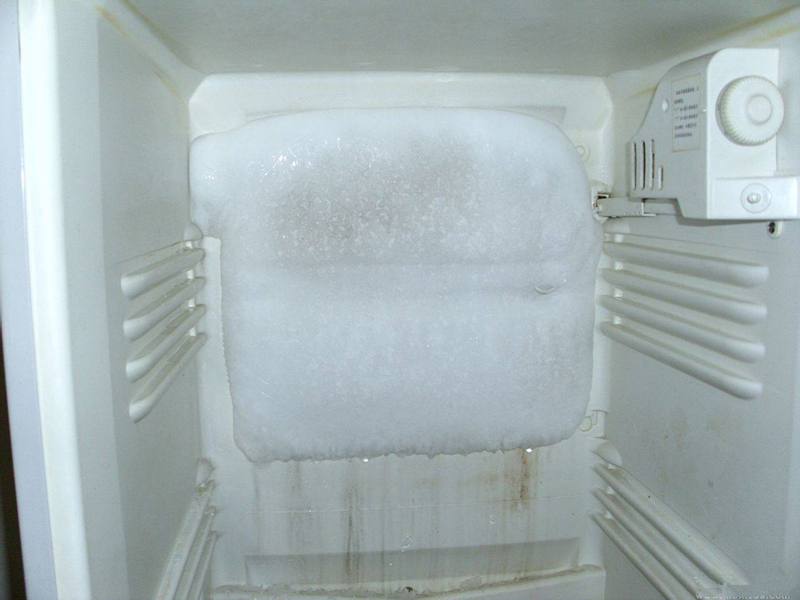冰箱冷藏室結冰太煩人，解決起來卻不難，只需要一根細鐵絲